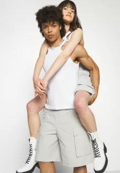 YOURTURN Unisex - Shorts - Light Grey -YOURTURN WINKEL 85d9b741d2b249b68f2e49464d4e5111