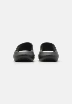 YOURTURN Badslippers - Black 10 YOURTURN Badslippers - Black -YOURTURN WINKEL cebbc0a753f84fd0b2195c736a213c43